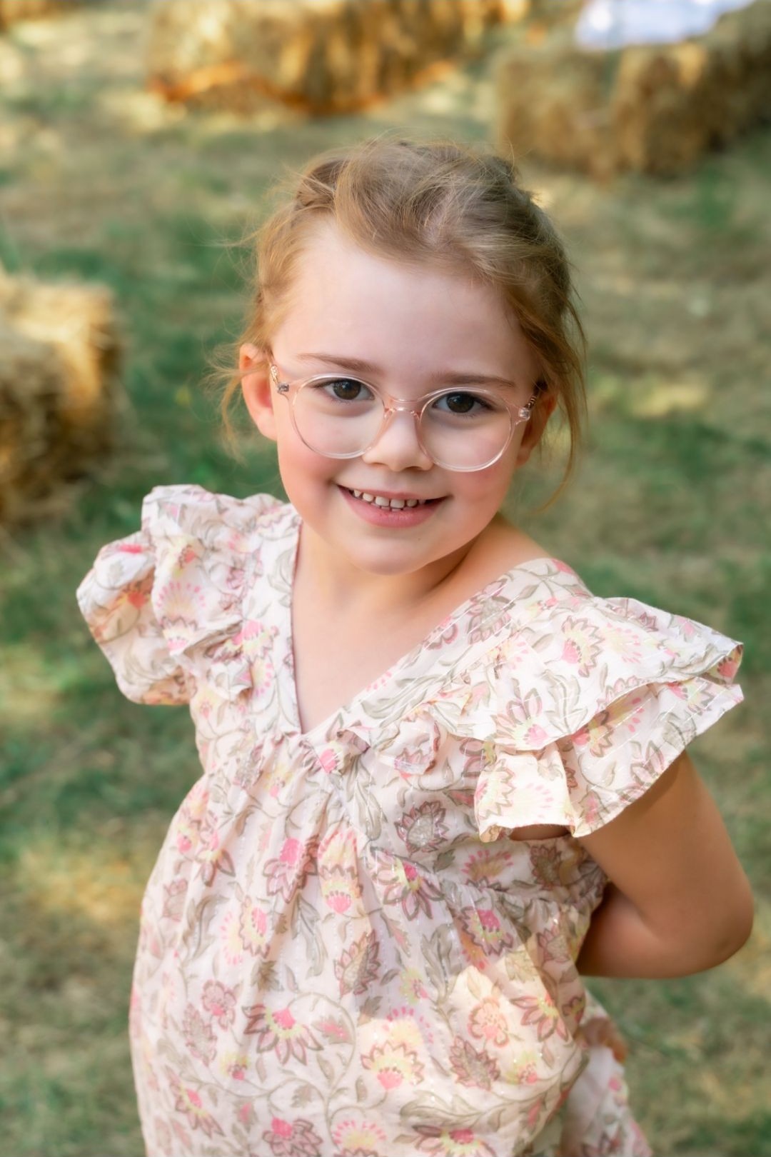 Portrait d'enfant dans un champ