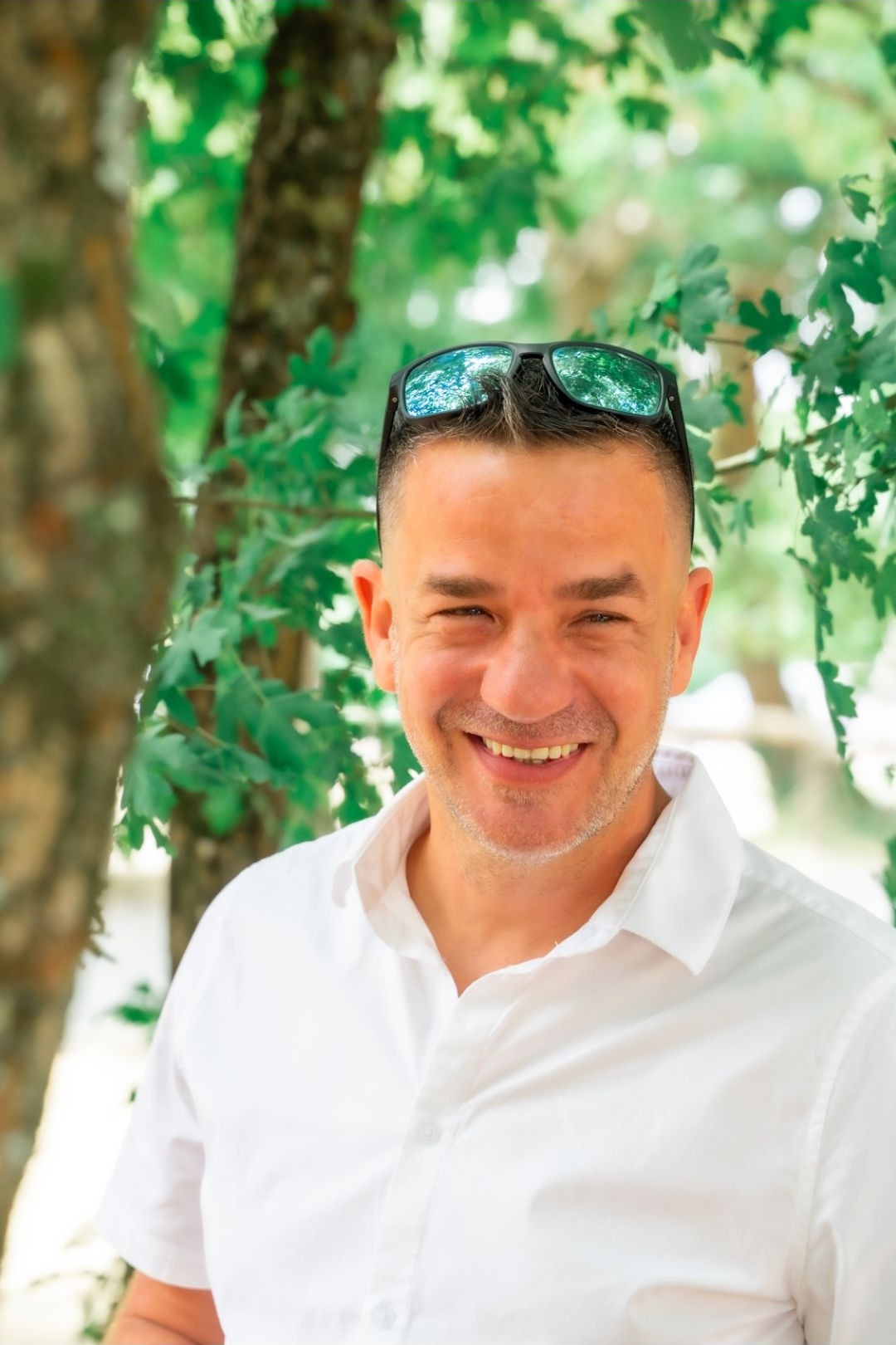 Portrait souriant sous les arbres